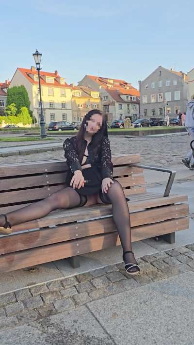 Risky poses in public