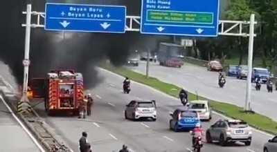 Myvi langgar Myvi. Myvi tengok Myvi langgar Myvi. Myvi berhenti sebab myvi tu langgar Myvi.