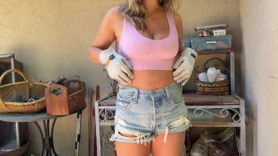 Taking a little break from editing to work on the backyard. I have so much to get done before my 4th of July party. Over 120+ already RSVP’d 🎉