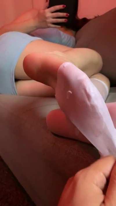 reading time has become a classic around here and the rule is very simple, while I read you love me