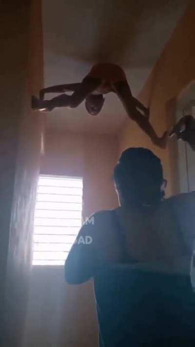 Человек-паук и тапок.