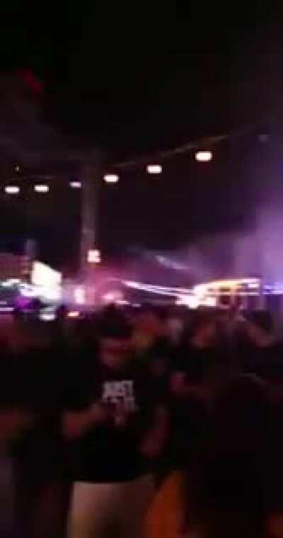 O mie de oameni au fost aseara la Tiki Village IASI. Era plin. Cu o saptamana în urmă fusesera 500 de oameni. Patronul acestui local este cumnatul Primarului Chirica. Unii respectă legea alții nu.