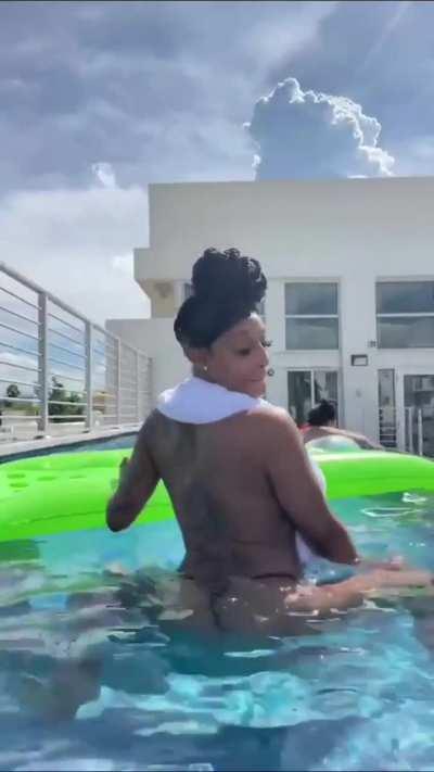 Mizz Twerksum Twerking in the pool 