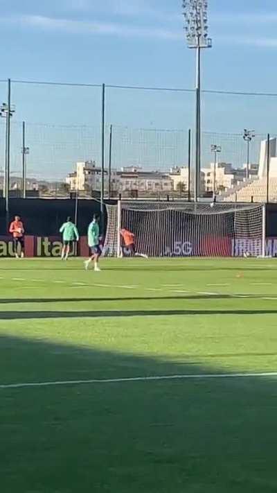 Veiga acaba de fazer gol no Ederson com assistência do Yuri Alberto. Poste sua resposta como se fosse o Roger Guedes vendo o video: