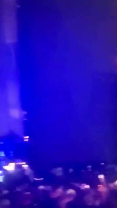 John plays Under the Bridge by accident. The look on his face😂😂😂