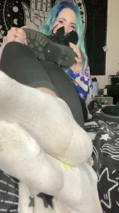 Smelly socks and sweaty feet. What a treat 💦👅