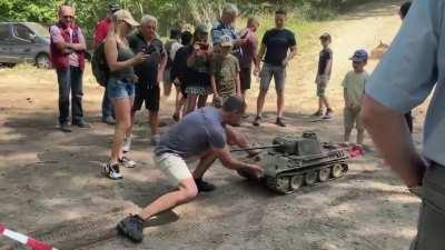 Testing the strength of a 1:6 scale RC tank (Armortek Panther G)