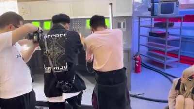 GiRl dYiNg FrOm HuMiLiAtiOn