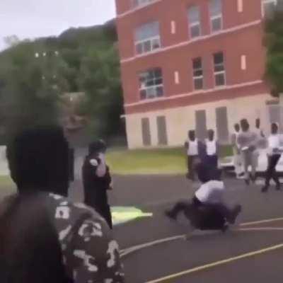 Guy rocks a policeman🤯