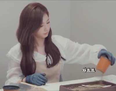 200916 - Sana and her cute reaction