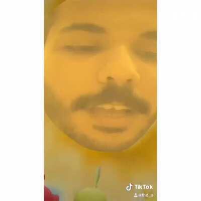 ‏هذا الشخص ما ‏أطفش منه😂