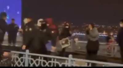 Her gün protestolarla ilgili içerik #11 POLİS ŞİDDETİ VE EYLEMLER SIRASINDA YAPILAN EN MANTIKLI EYLEM