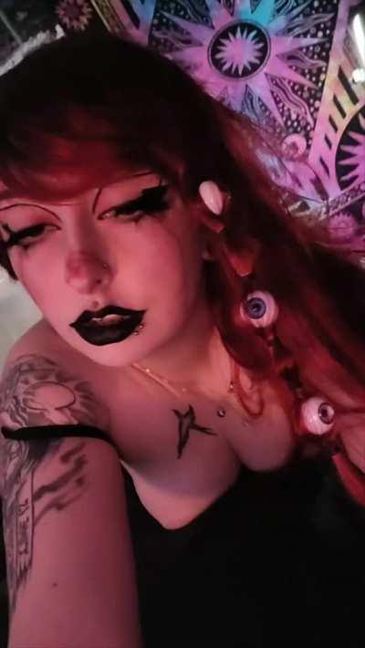 Bouncy goth girl tiddies