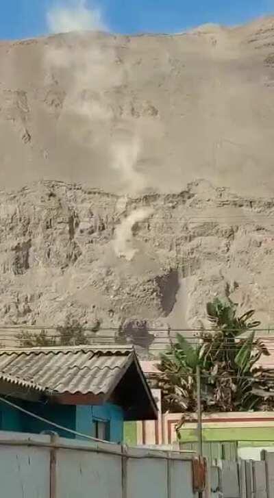 Auto cae desde bajada de Alto Hospicio a Iquique