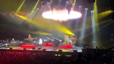 I caught the moment Steven forgot the words to Halo :’)