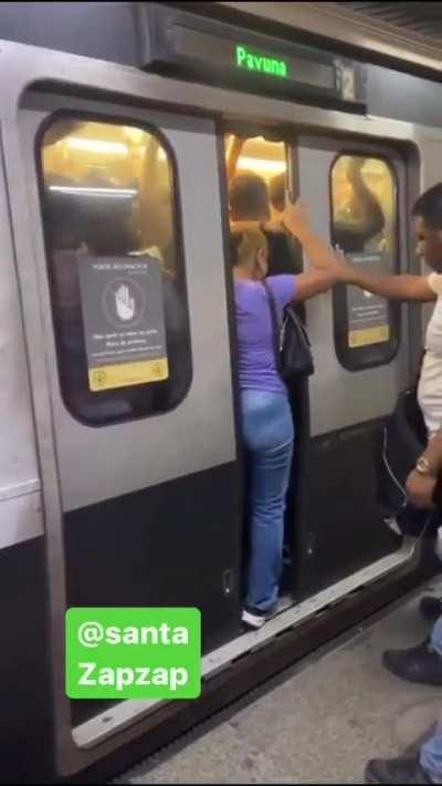 Assim que o povo brasileiro pobre vive. A humilhação começa muito antes de chegar ao trabalho, pra um salário que não compra nem o básico.