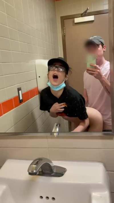 Getting fucked in the work bathroom and sending the clip to my boyfriend 😌