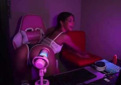 It’s almost like she knows your just and a worthless gooner (Twitter:@Relapsemerchant)