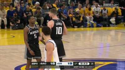 [Highlight] DeAaron Fox and Draymond Green barking at each other as they get called for a double tech