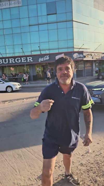 Orcos bordean a policía y me terminan pegando a mí