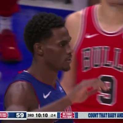 [Highlight] Jalen Duren skies for a massive slam. 19 year old Duren dominated the Bulls, finishing with 23/15/5/1/2 on 82% FG.