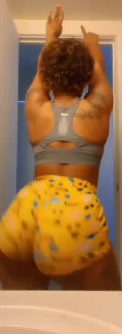 wanna get all up on dat juicy butt🥴