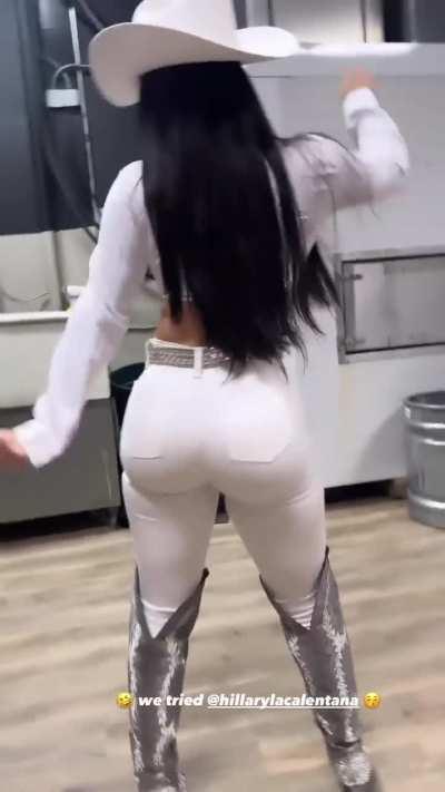 I want to squeeze it 🥵😍 