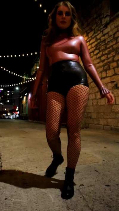 Had sorority girls taking pics in the same alley, they were a little shocked by my outfit 👀