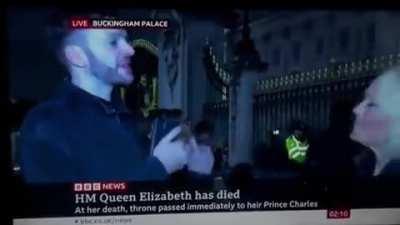 Clueless man outside the Buckingham Palace