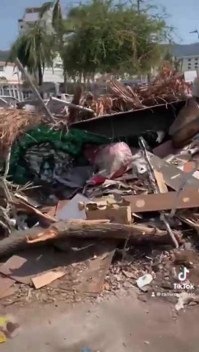 Ay acapulco... olvidado del gobierno... así no va abrir en diciembre, ni el próximo año...