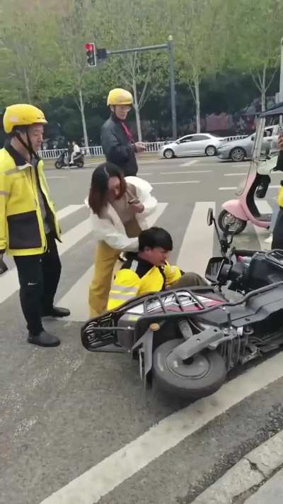 国内一女子疑似因交通纠纷，用脚反复踩踏侮辱一位美团外卖员