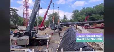 2 crane workers almost get crushed