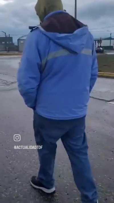 Taxistas y remiseros bloquean paso a chofer de Uber en Río grande 