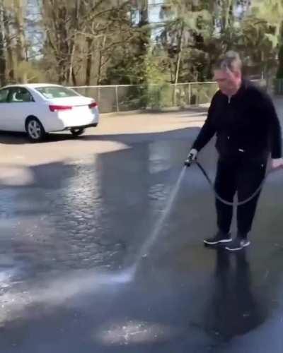 A Karen at her finest destroying a child's chalk work