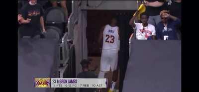 [Highlight] Suns fans say wave goodbye to Lebron