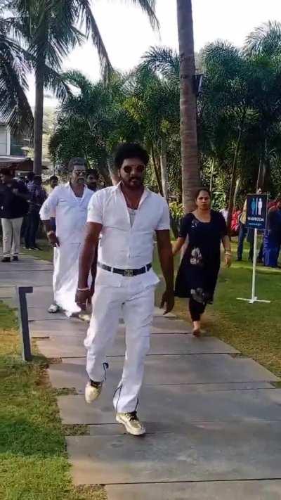 AK face maatum white aa irukku. Hand ellam normal aa irukku lol