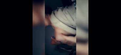 Sie zeigt ihre busen