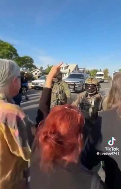 San Diego neighborhood forces ICE officers to run away