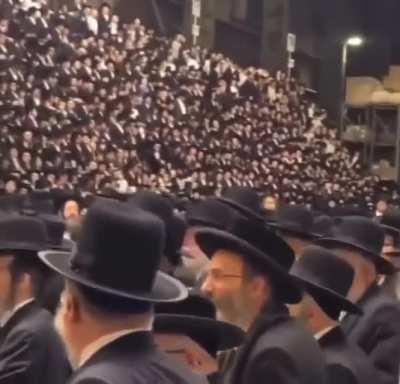 Amish gathering listens to Lil peep