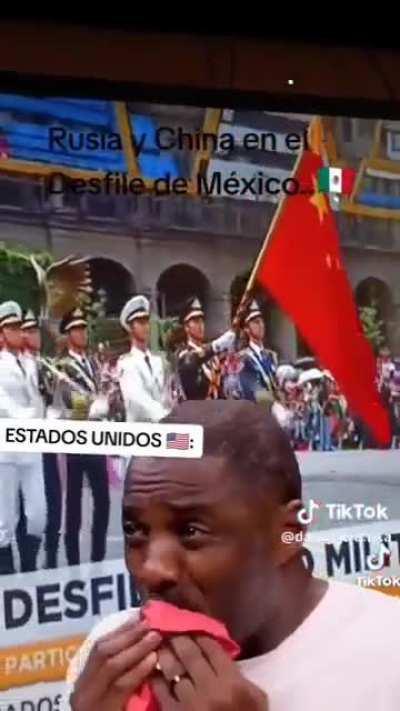 Los gringos viendo a China y Rusia en el desfile de Independencia