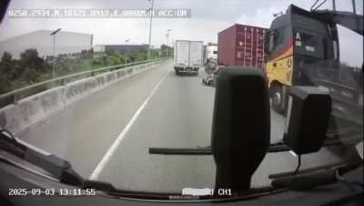 Here's an alternate angle of the incident leading up to the motorcyclist being ran over by a contena lorry at port Klang recently. RIP to the deceased