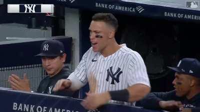 [Highlight] [Highlight] Pigs Fly as Isaiah Kiner-Falefa hits his first career grand slam to put the Yankees up 4-1 against the Twins in the bottom of the 4th inning.