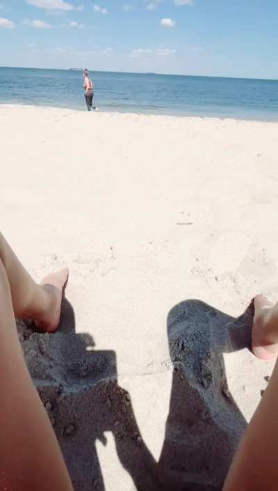 Throwback to 3 years ago getting introduced into piss play. Bf dared me to pee in the nude beach while people walked around! So hot yet so risky 💦