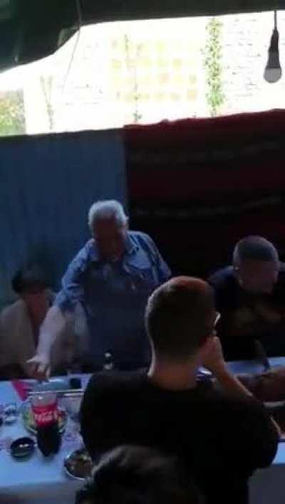 Погодила га песма.