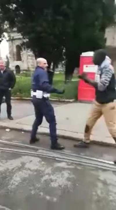 Rome Municipal Police fisticuffs / boxing arrest.