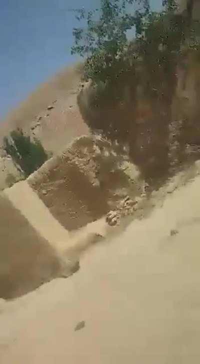 Taliban milisleri afganistanda tipinden anladığım kadarıyla özbek yada hazara olan ihtiyar bir adamı hükümet destekciliği yaptığı için öldüresiye dövüyor .Bu paştun talibanları hazaralara etnik soykırımlarla nüfusunu iyice azalttı aynısını güney türkistan