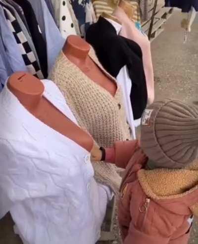 Ой да это же я хватая а темноте грудь а она твёрдая