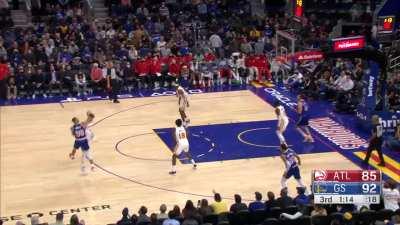 [Highlight] Stephen Curry has 42 points in 26 minutes. 11-19 FG, 7-12 3P, 6 rebounds, 9 assists, 2 steals and 1 block to end the 3rd quater!