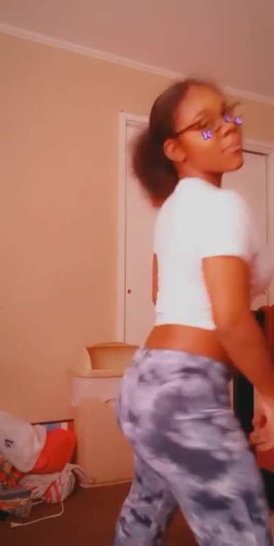 Cara shakes some ass in her room