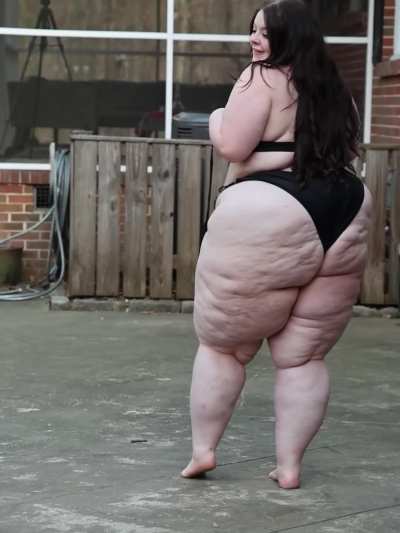 OMG! Look at the dimples in that big ol ass.. 🤯